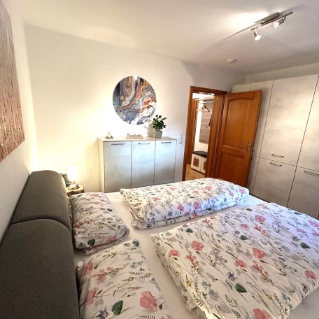 Schlafzimmer mit viel Stauraum, © im-web.de/ Regionalentwicklung Oberland Kommunalunternehmen