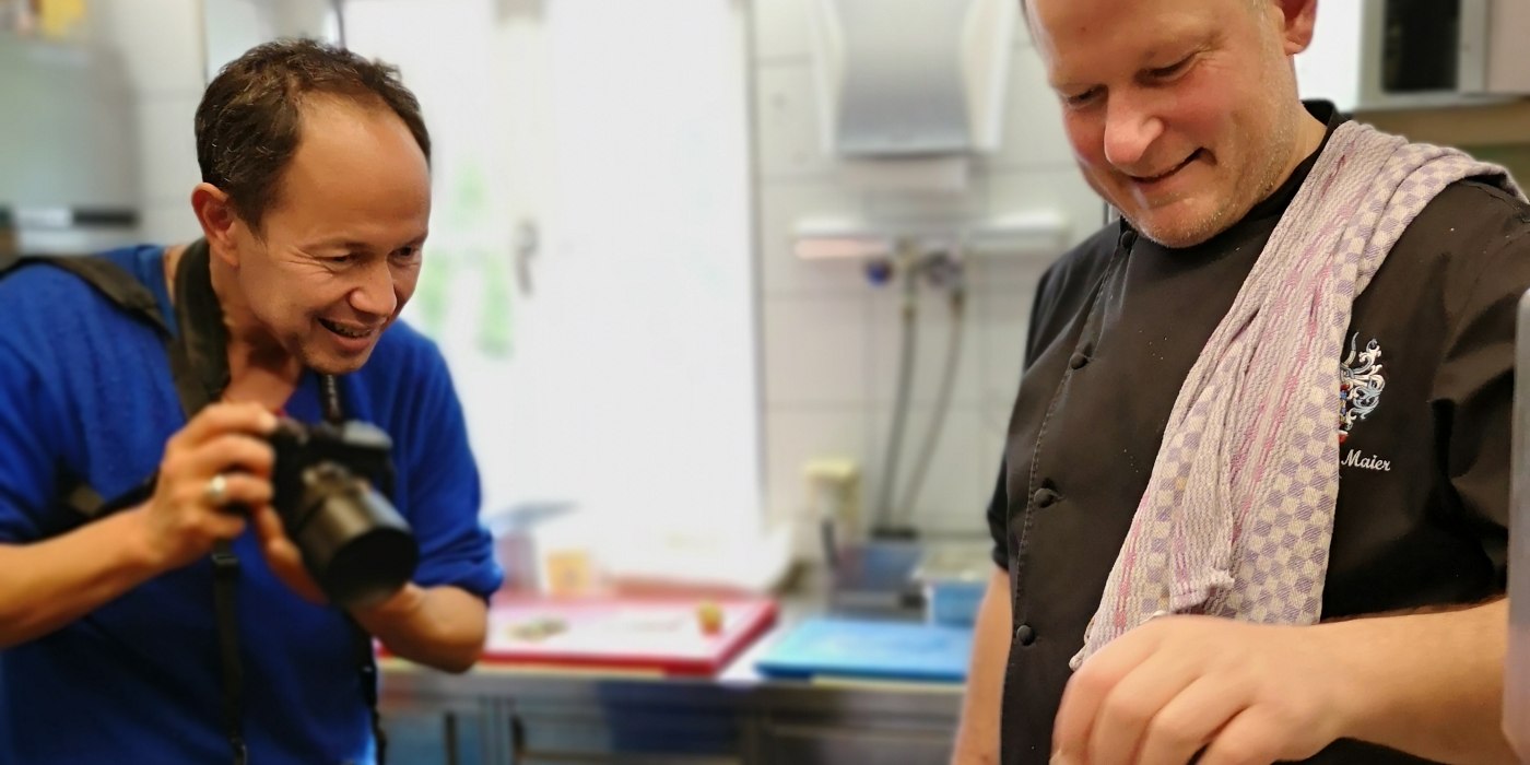 Fotograf lichtet Koch beim braten ab., © Stefanie Pfeiler