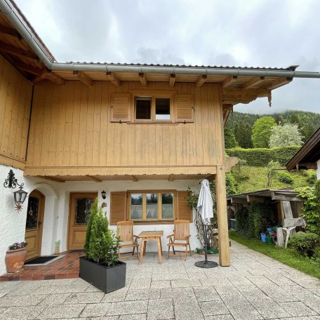Außenansicht Appartment mit überdachter Terrasse, © im-web.de/ Tourist-Information Rottach-Egern