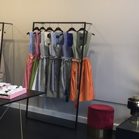 Ein Auswahl besonderer Trachten erwartet sie im Showroom in der Rosenstraße, © Kinga Mathe GmbH