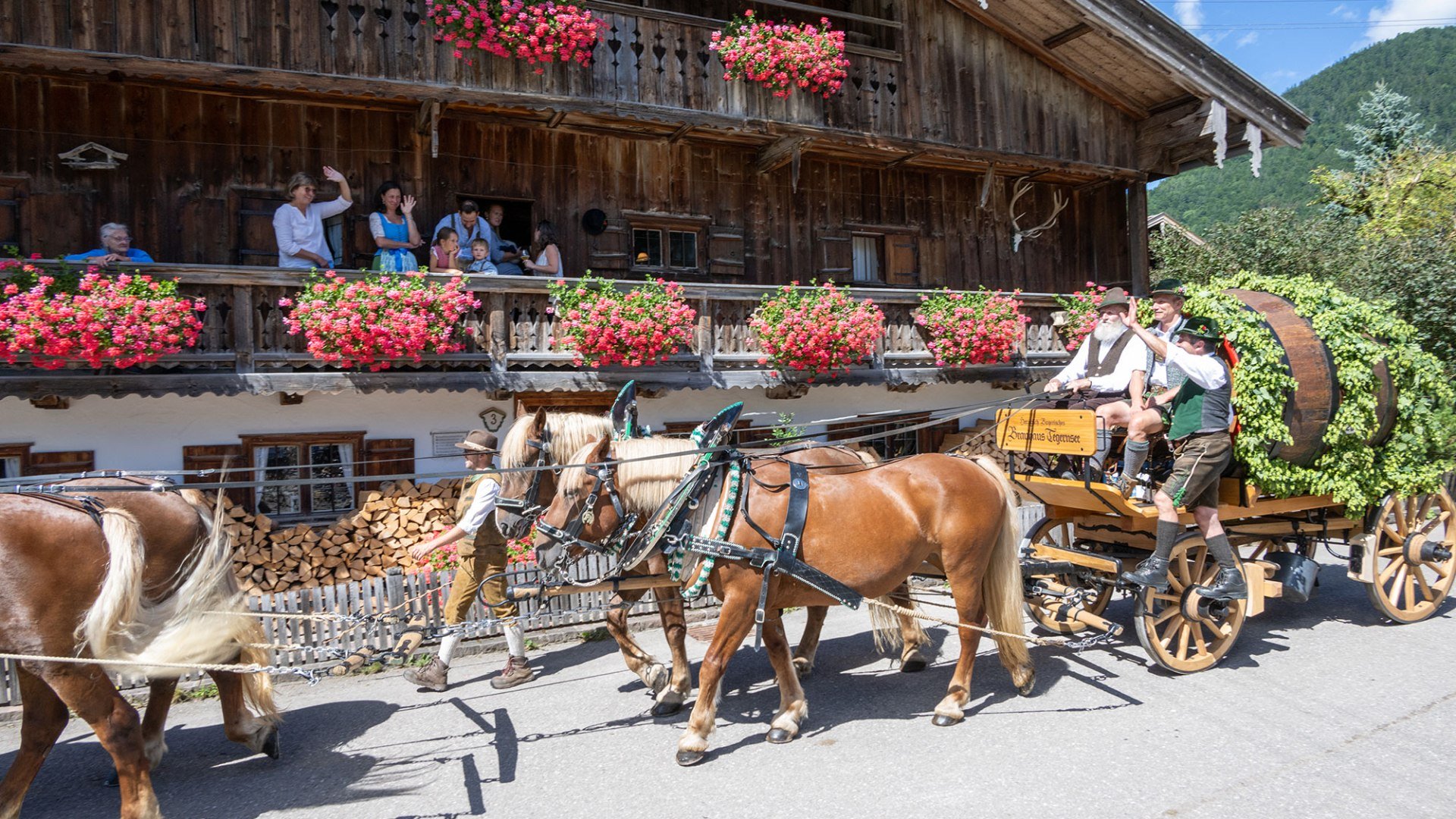 Gro&szlig;er Pferdefestzug mit restaurierten, alten W&auml;gen, Kutschen, Landauern und Chaisen in einem f&uuml;nf Kilometer langen Zug zum Festplatz im Ortsteil Enterrottach ziehen. , &copy; Thomas Plettenberg