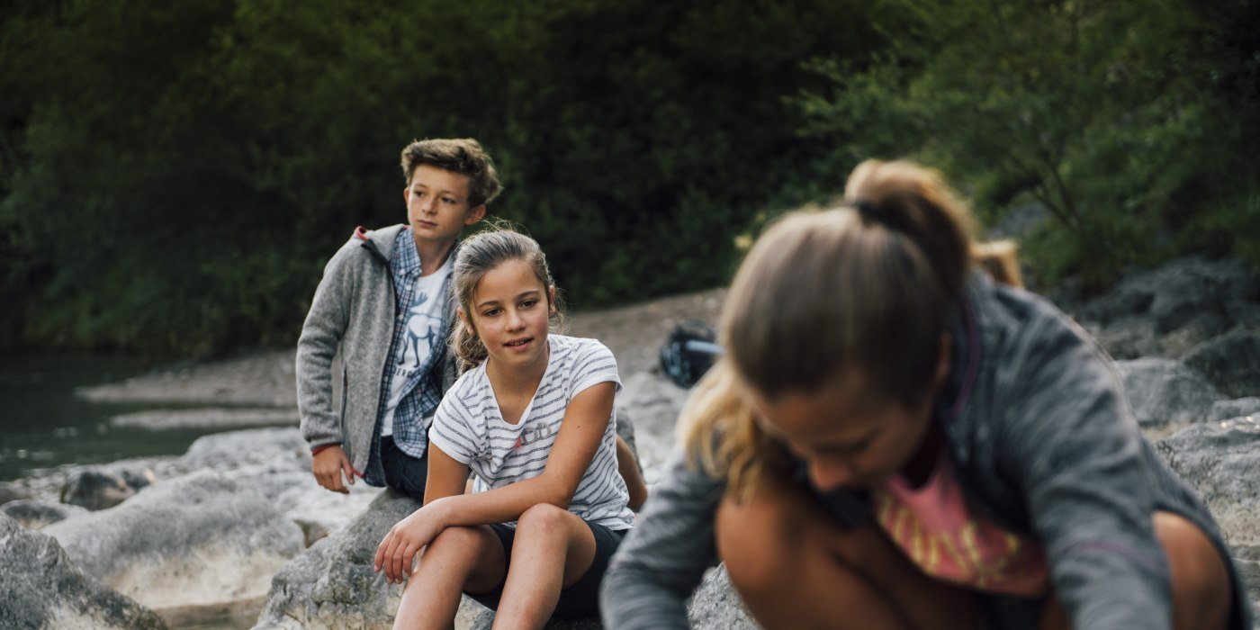 Kinder am Ufer der Weissach, © Julian Rohn