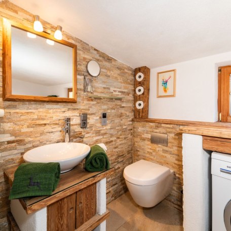 Badezimmer mit Waschtisch, WC und Fußbodenheizung, © im-web.de/ Tourist-Information Bad Wiessee