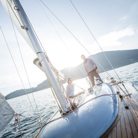 Pärchen segelt auf den Tegernsee bei strahlendem Sonnenschein., © Hansi Heckmair