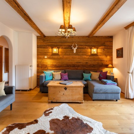 rustikales Wohnzimmer mit Einbauten aus echtem Altholz, © im-web.de/ Tourist-Information Bad Wiessee