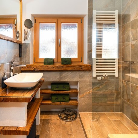 Bad 1 mit großer bodengleicher Regendusche, © im-web.de/ Tourist-Information Bad Wiessee