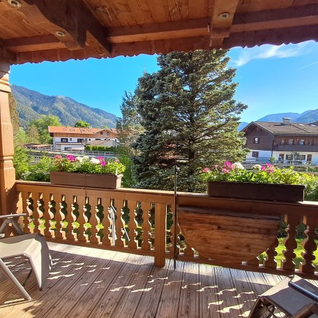 S&uuml;dbalkon mit Tisch und Liegest&uuml;hlen, &copy; im-web.de/ Regionalentwicklung Oberland Kommunalunternehmen