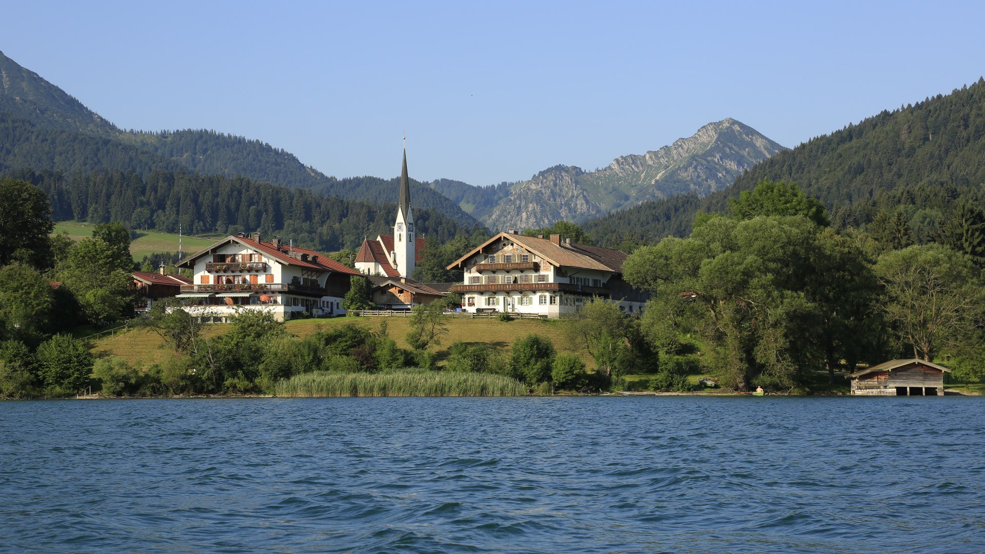 Blick auf Bad Wiessee vom Tegernsee aus