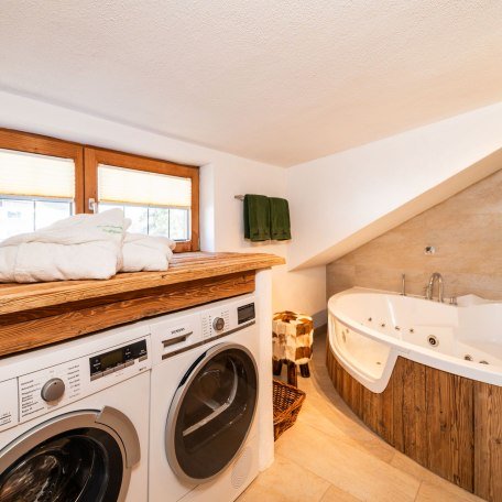 Badezimmer mit Whirlwanne und Waschmaschine/Trockner, © im-web.de/ Tourist-Information Bad Wiessee