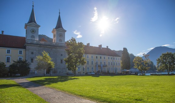 die-kirche-des-ehemaligen-kloster-tegernsee die-kirche-des-ehemaligen-kloster-tegernsee