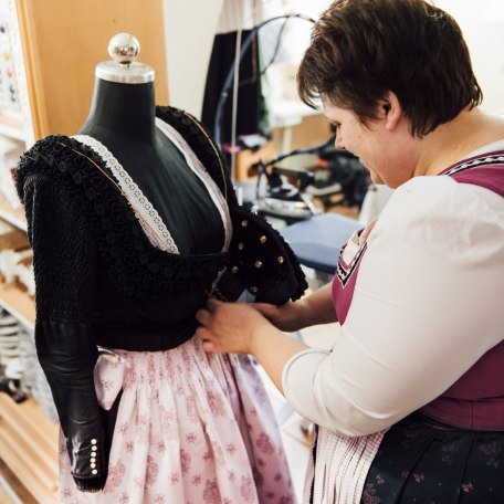 Schneidermeisterin Andrea Sankjohanser legt Hand an ihr Werk - eine fertige Jacke des Schalk, das traditionelle Festtagsgewand der Frauen im bayerischen Oberland., © Julian Rohn