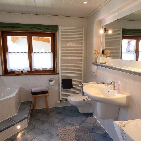 großzügiges Bad mit Badewanne, Dusche und WC, © im-web.de/ Tourist-Information Rottach-Egern
