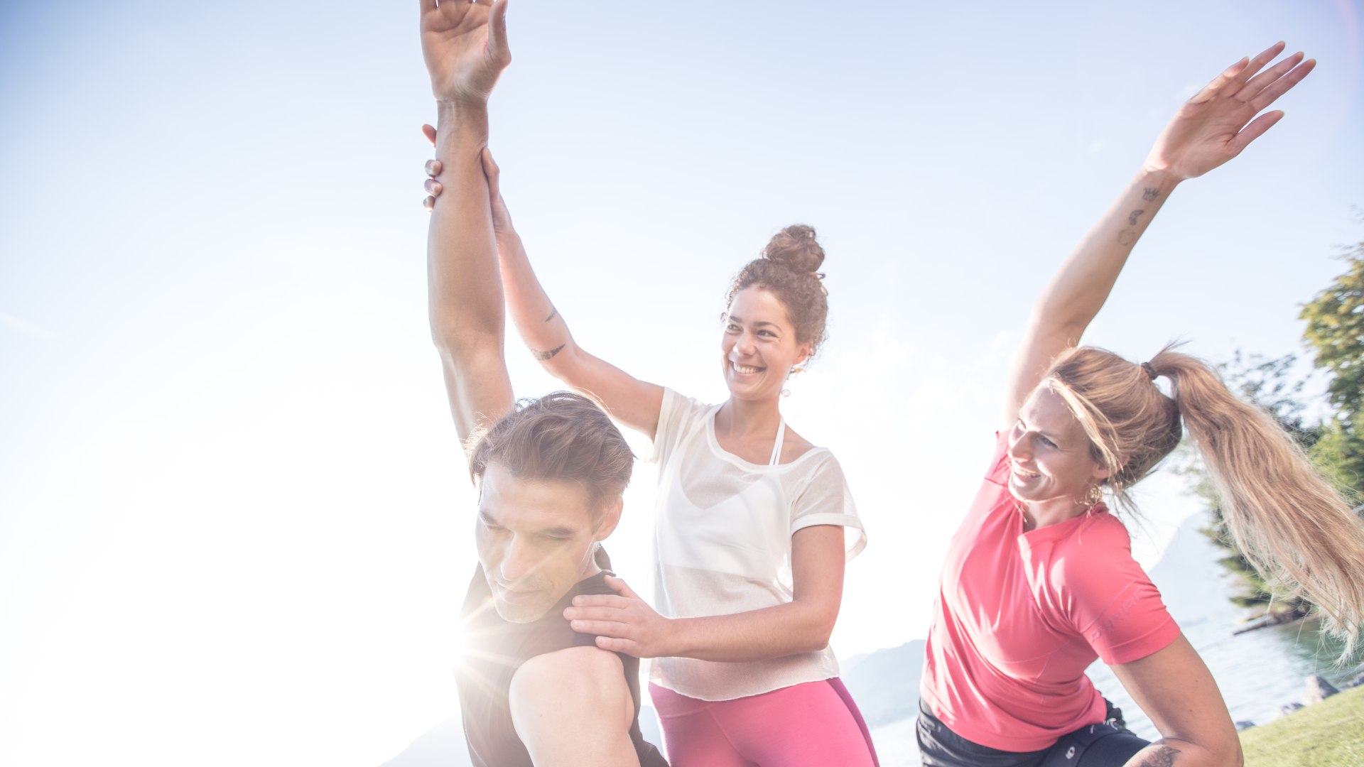 Die Yogalehrerin bringt ihre Yogaschüler in die richtige Postion am Ufer des Tegernsees in den bayerischen Voralpen., © Hansi Heckmair Die Yogalehrerin bringt ihre Yogaschüler in die richtige Postion am Ufer des Tegernsees in den bayerischen Voralpen., © Hansi Heckmair