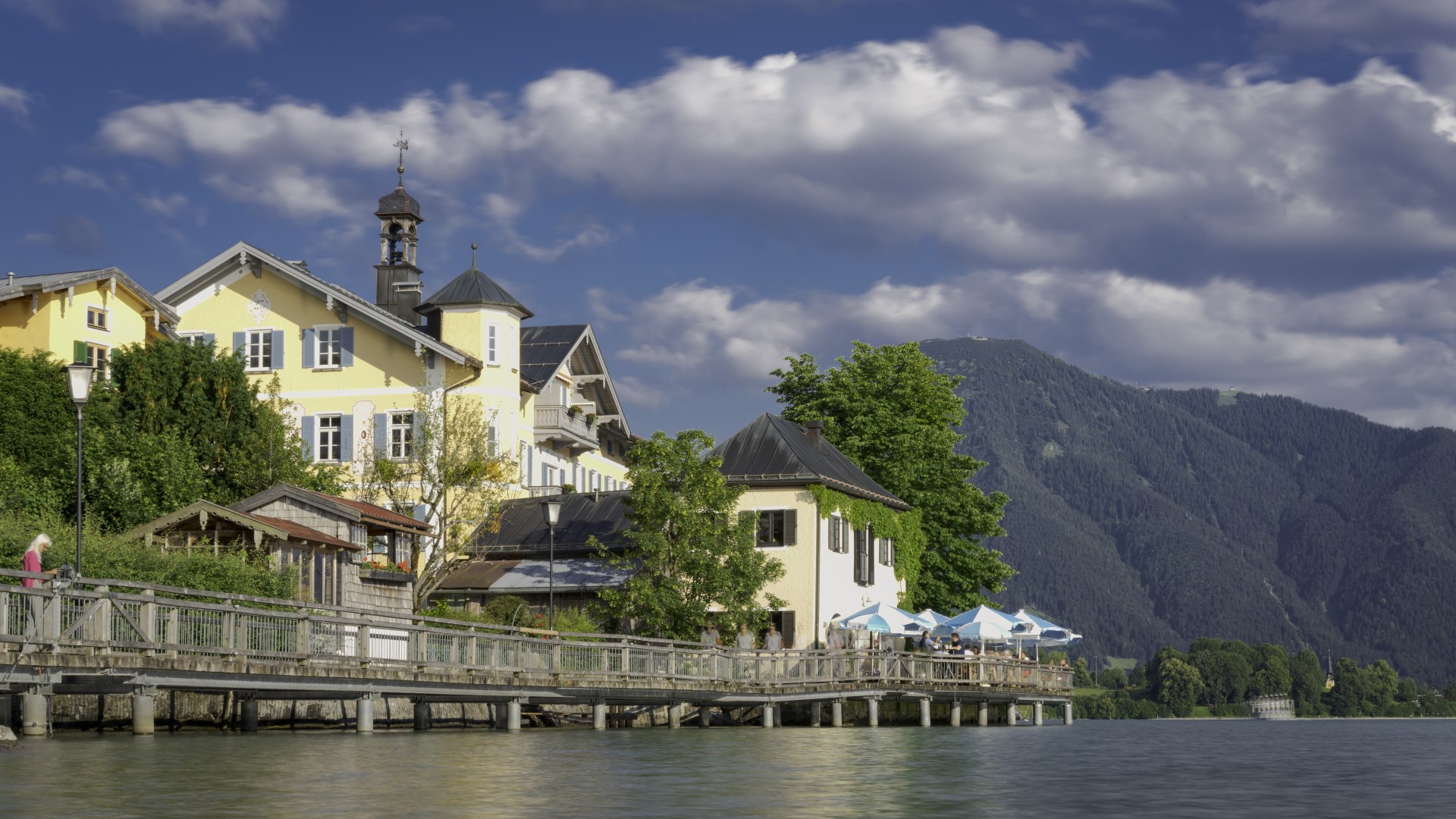 Die Seepromenade in Tegernsee Stadt, © Der Tegernsee, Dietmar Denger Die Seepromenade in Tegernsee Stadt, © Der Tegernsee, Dietmar Denger