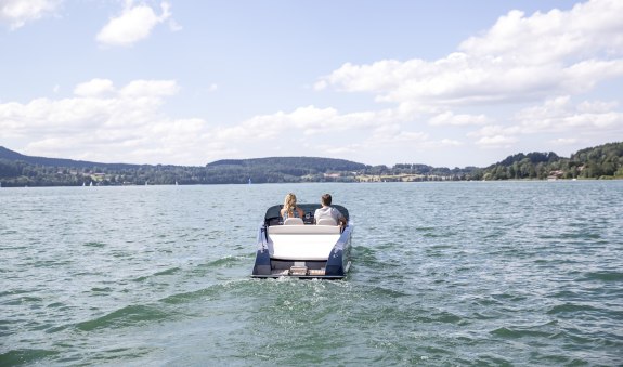 Bootstour auf dem Tegernsee mit Blick Richtung Gmund, © Hansi Heckmair Bootstour auf dem Tegernsee mit Blick Richtung Gmund, © Hansi Heckmair