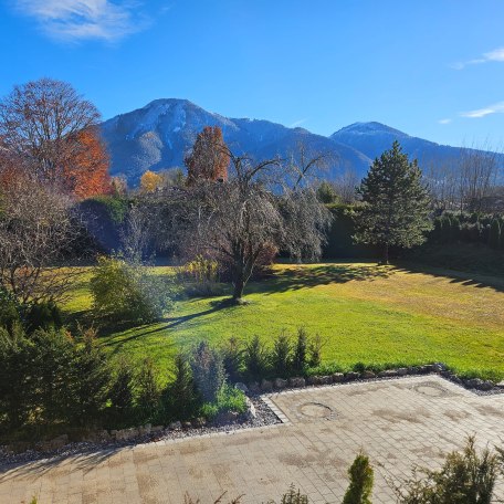 Garten neben Einfahrt, Blick Richtung Wallberg, © Der Tegernsee Stern