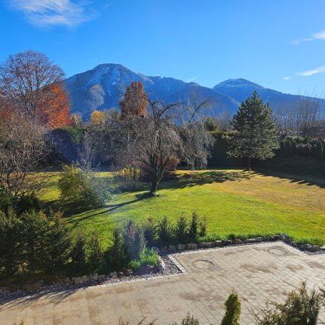 Garten neben Einfahrt, Blick Richtung Wallberg, © Der Tegernsee Stern