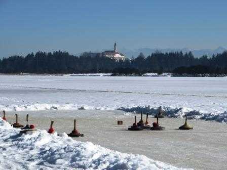 Eisstockschie&szlig;en auf dem zugefrorenen Kirchsee, &copy; im-web.de/ Tourist-Information Gmund am Tegernsee