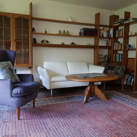 Ferienwohnung Haulle Kreuth am Tegernsee Wohnzimmer mit Bücher- und Spieleecke, © im-web.de/ Regionalentwicklung Oberland Kommunalunternehmen