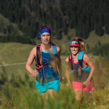 Zwei Mädels laufen der Berg hinauf., © Hansi Heckmair Zwei Mädels laufen der Berg hinauf., © Hansi Heckmair