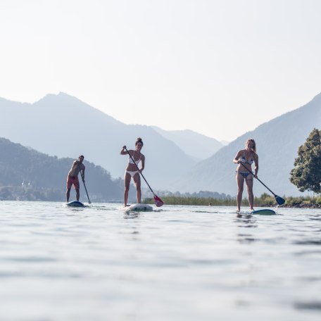 Beim Stand-Up-Paddling l&auml;sst sich der Tegernsee aus einer ganz neuen Perspektive erkunden., &copy; Hansi Heckmair