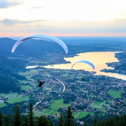 Paraglider über dem Tegernsee, © Egbert Krupp