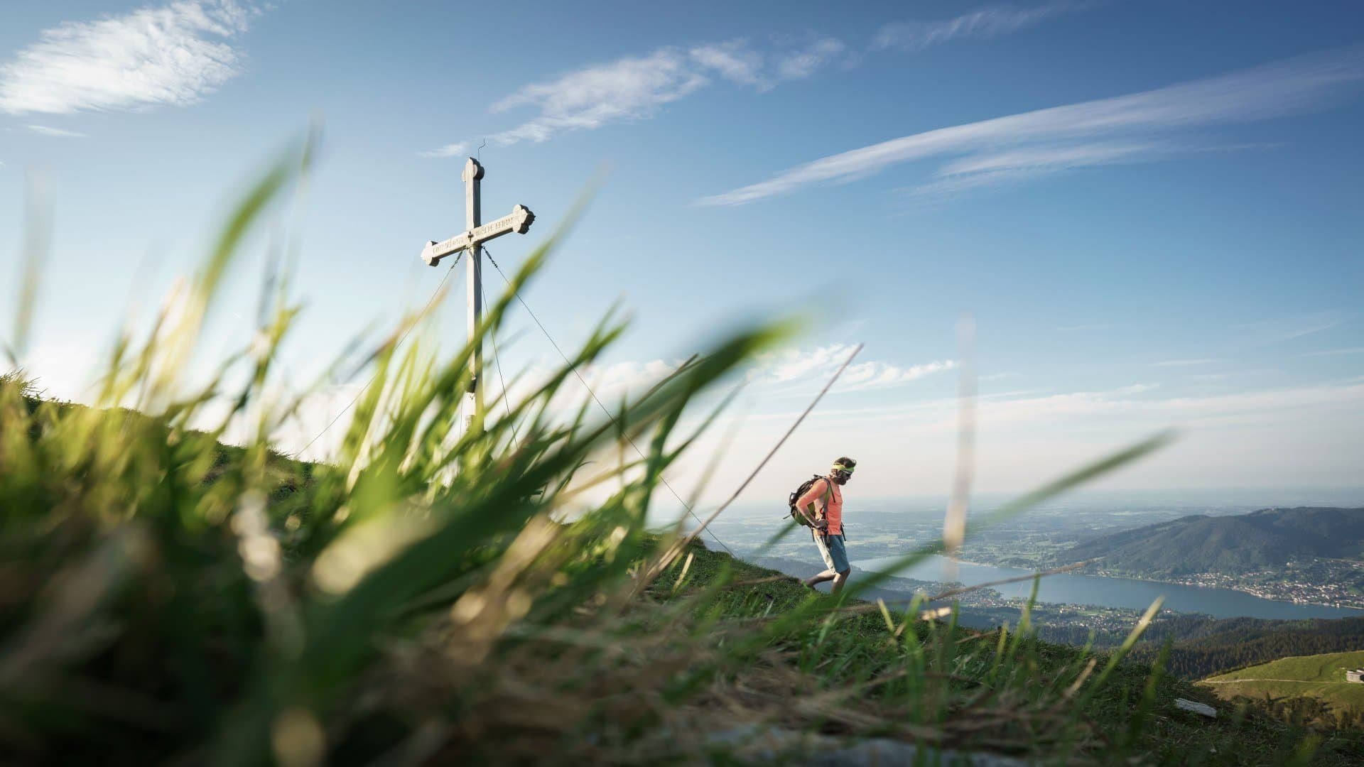 The summit cross of the Hirschberg in the Bavarian Prealps with a view of the Tegernsee can be reached via a well-developed hiking trail, © Der Tegernsee, Dietmar Denger