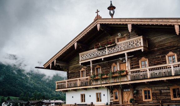 Der Voitlhof während eines Regenschauers am Tegernsee, © Julian Rohn Der Voitlhof während eines Regenschauers am Tegernsee, © Julian Rohn