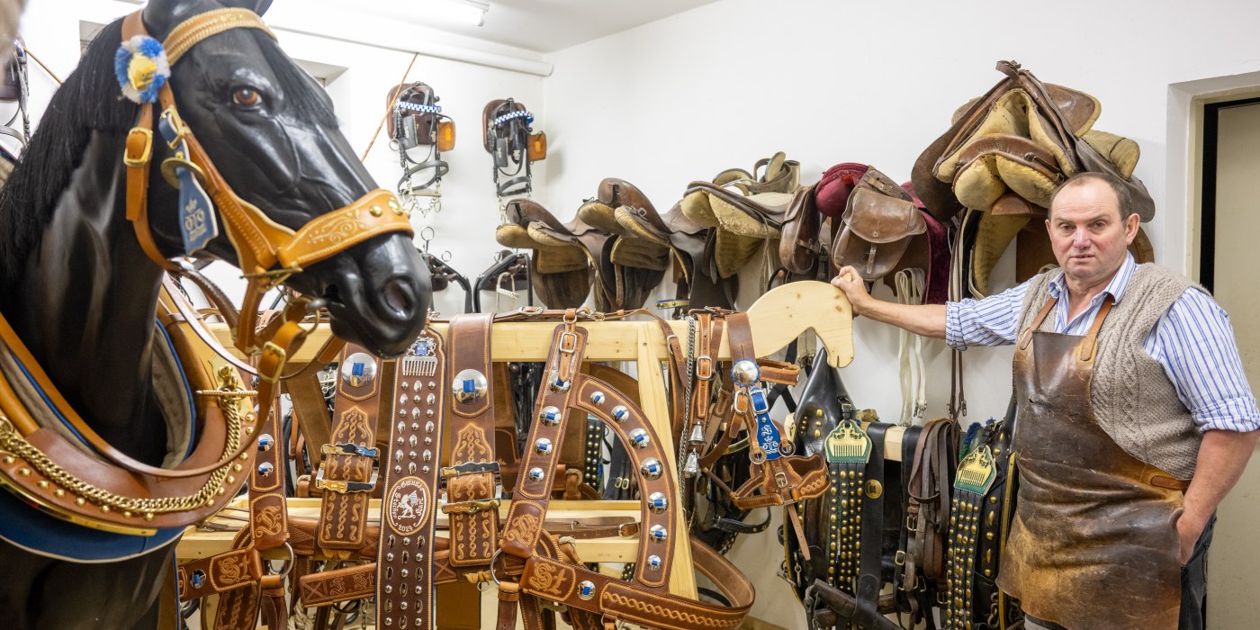 Als Sattler stellt Federkielsticker Karl Stecher auch  Pferdegeschirr her