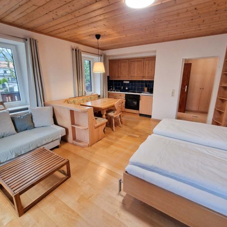 Wohn- und Schlafraum mit Couchecke, Essbereich und K&uuml;chenzeile, &copy; Ferienwohnung Auszeit am See