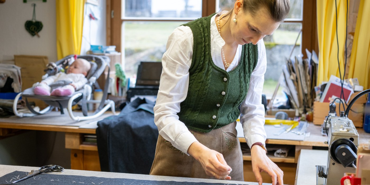 Ma&szlig;schneiderei Winkler - Verena mit Baby in der Werkstatt