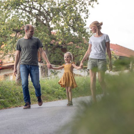 Familie spaziert über den Bauernhof, © Hansi Heckmair