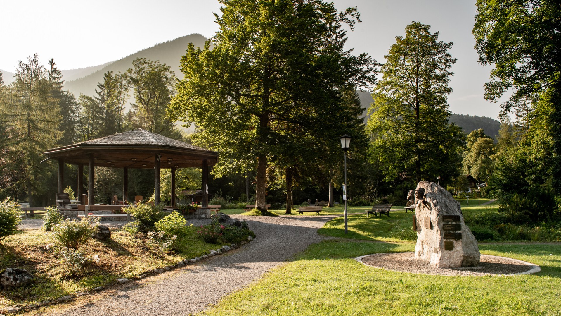 Künstler-Stoa Kurpark Kreuth, © Der Tegernsee Künstler-Stoa Kurpark Kreuth, © Der Tegernsee
