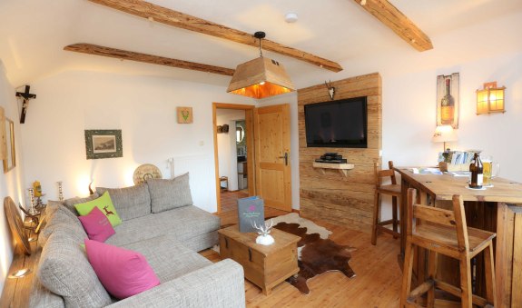 gemütliches Wohnzimmer mit Altholzverkleidungen, © im-web.de/ Tourist-Information Bad Wiessee