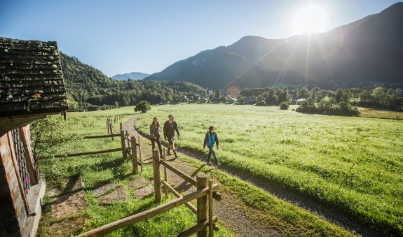 Blick vom Kirchenfeld auf das Bergsteigerdorf Kreuth, © Tegernseer Tal Tourismus GmbH