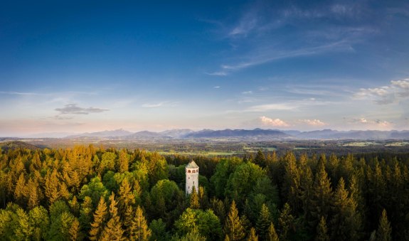 Blick auf Aussichtsturm und Alpenpanorama, &copy; Alpenregion Tegernsee Schliersee