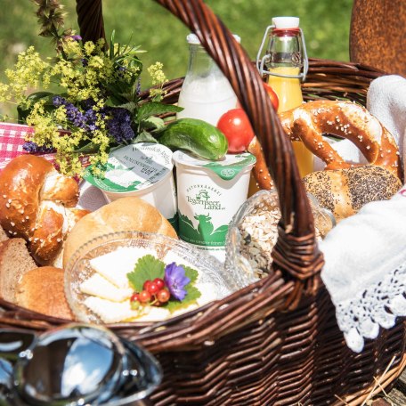 Fr&uuml;hst&uuml;ckskorb gef&uuml;llt mit regionalen Produkten, &copy; im-web.de/ Tourist-Information Bad Wiessee
