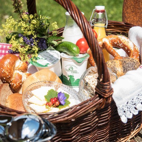 Fr&uuml;hst&uuml;ckskorb gef&uuml;llt mit regionalen Produkten, &copy; im-web.de/ Tourist-Information Bad Wiessee