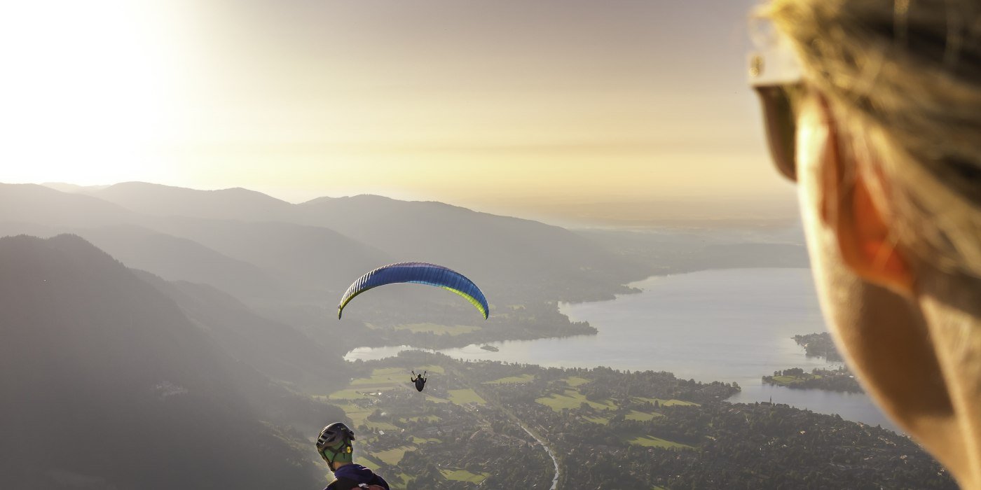 Ein sonniger Blick vom Wallberg auf den Tegernsee, inkl. Paraglider, © Dietmar Denger