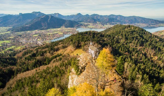 Die Riedersteinkapelle mit dem Tegernsee im Hintergrund, © Alpenregion Tegernsee Schliersee Die Riedersteinkapelle mit dem Tegernsee im Hintergrund, © Alpenregion Tegernsee Schliersee