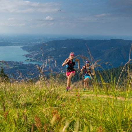 Zwei Läuferinnen beim Trailrunning mit Blick auf den Tegernsee in den bayerischen Voralpen., © Hansi Heckmair