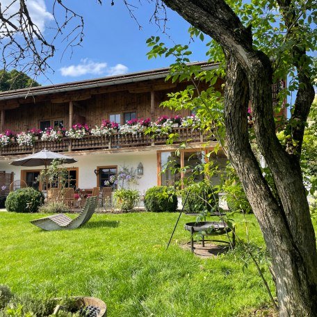 Garten mit Schwenkgrill und Terasse auf der S&uuml;dseite, &copy; im-web.de/ Tourist-Information Gmund am Tegernsee