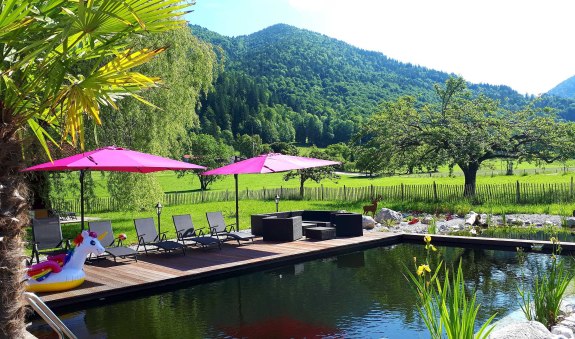 Schwimmteich im Garten, © im-web.de/ Tourist-Information Rottach-Egern Schwimmteich im Garten, © im-web.de/ Tourist-Information Rottach-Egern
