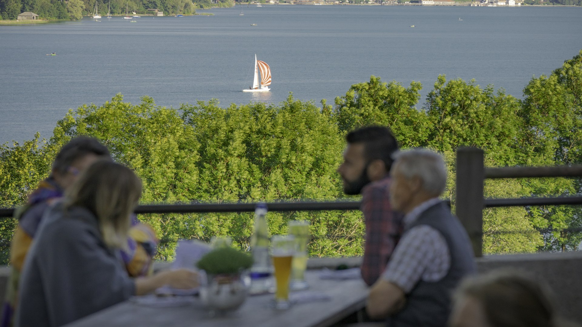 Der Blick aus dem Biergarten auf Gut Kaltenbrunn Richtung Tegernsee und Wallberg., © Der Tegernsee, Dietmar Denger