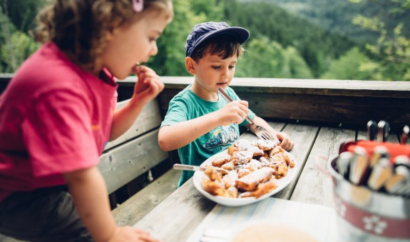 Kinder essen Kaiserschmarrn, © Julian Rohn