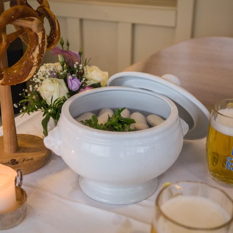 Weißwürste im Westerhof-Café im Stieler-Haus, © Der Tegernsee, Christoph Schempershofe