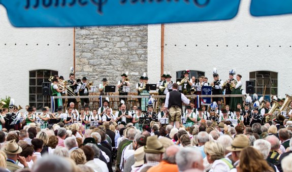 Der erfolgreiche „Tag der Blasmusik“ ist nicht mehr aus dem Veranstaltungskalender der Gemeinde Gmund wegzudenken. Das einzigartige Ambiente und der spektakuläre Blick über den Tegernsee
machen das Musikantentreffen am Sonntag, den 05. September 2021 wieder zu einem besonderen Erlebnis., © Thomas Müller 