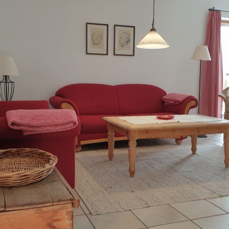 Sitzecke der Wohnung rot, © Budererhof