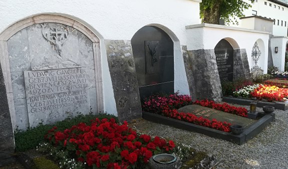 Friedhof der Pfarrkirche St. Laurentius, &copy; Dr. Peter Czoik