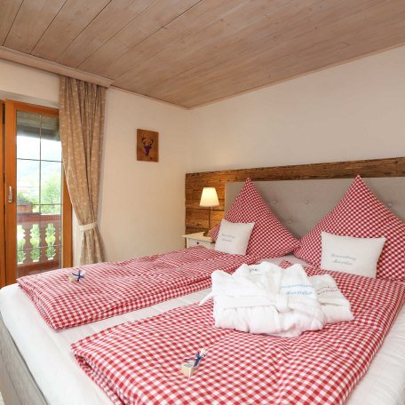 Schlafzimmer 1 mit bequemen Boxspringbett, © im-web.de/ Tourist-Information Bad Wiessee